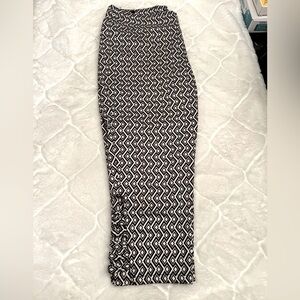 Venus black/white print capris with side leg detail. Super comfortable & cute!